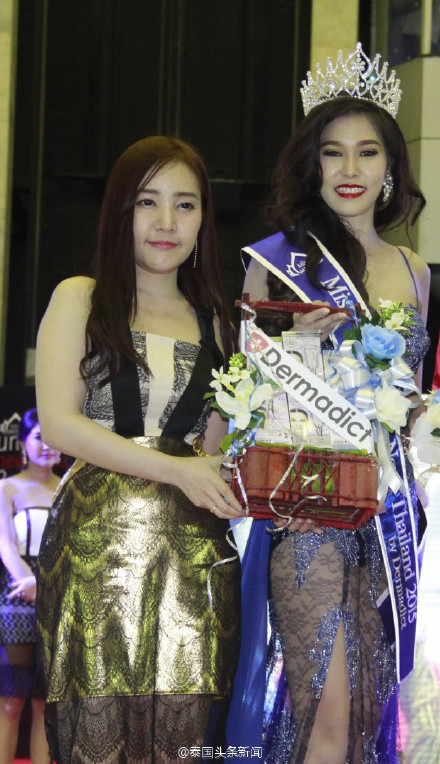 Xúc động với hình ảnh quỳ lạy mẹ của Hoa hậu chuyển giới Thái Lan