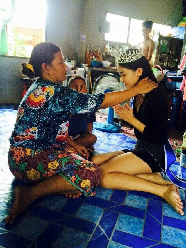 Xúc động với hình ảnh quỳ lạy mẹ của Hoa hậu chuyển giới Thái Lan