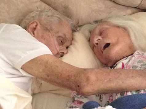 Cặp vợ chồng yêu nhau gần 90 năm và qua đời gần như cùng lúc 1
