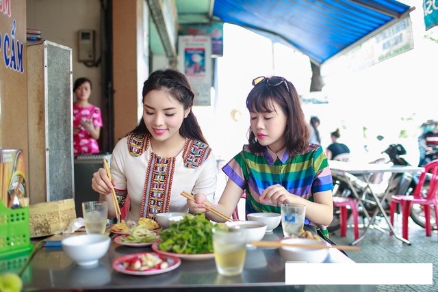 Những bữa ăn giản dị đến khó tin của người đẹp Việt