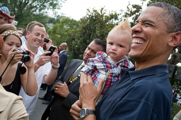 Tổng thống Obama bên trẻ nhỏ 2