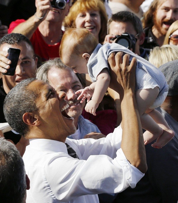 Tổng thống Obama bên trẻ nhỏ 3