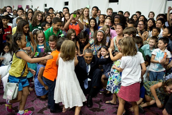 Tổng thống Obama bên trẻ nhỏ 6