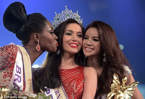 Cận cảnh nhan sắc quyến rũ của Hoa hậu chuyển giới quốc tế 2015