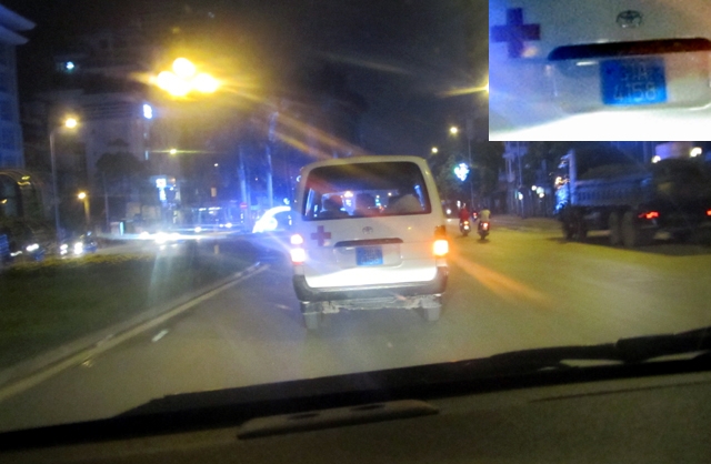 Vụ taxi điên Hà Nội: Lái xe cứu thương phủ nhận bỏ mặc nạn nhân