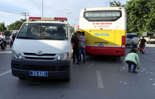 Xe buýt va chạm với xe máy, một nam thanh niên tử vong 1