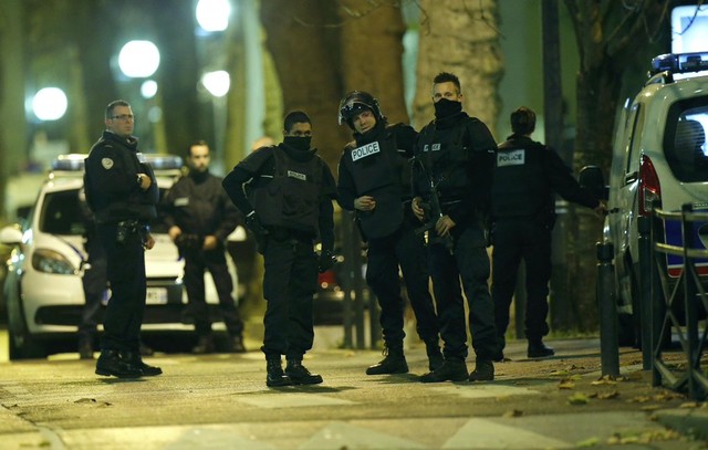 Kẻ chủ mưu vụ khủng bố ở Pháp cố thủ đấu súng với cảnh sát