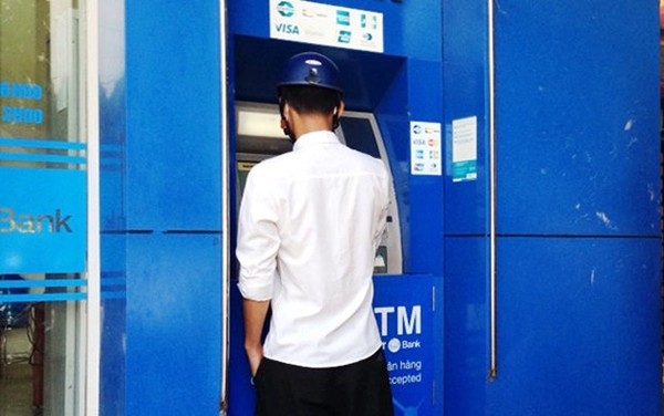 Trích xuất hình ảnh người rút sạch tiền từ thẻ ATM nhặt được