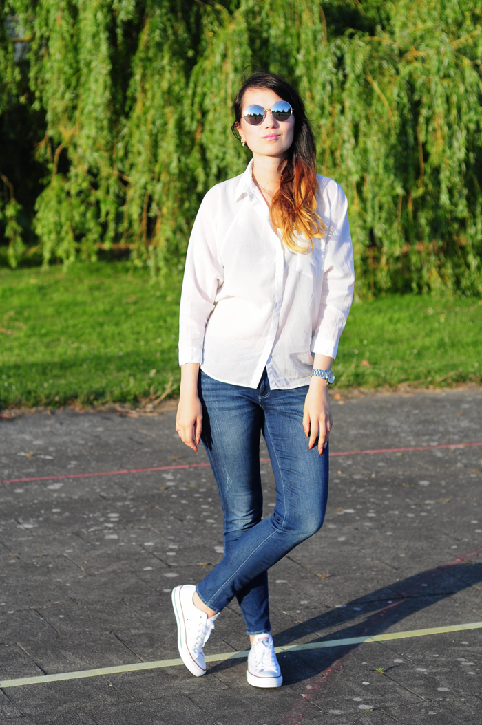 Biến tấu cực trendy cùng sơ mi trắng và quần jean xanh