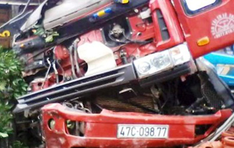 Nghệ An: Xe tải lao vào nhà dân, hai người mắc kẹt trong cabin