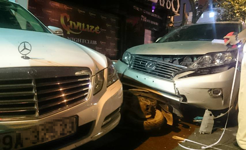 Bảo vệ lái Mercedes đạp nhầm chân ga gây tai nạn liên hoàn