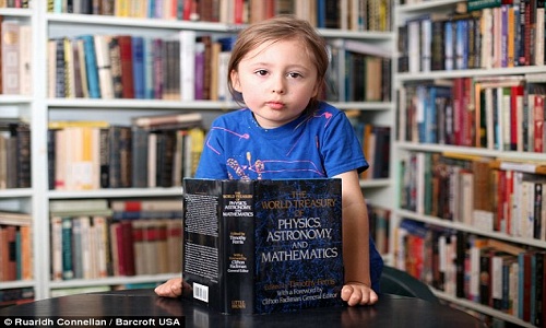 Tài năng ngoại cảm của cậu bé 5 tuổi đọc được 7 thứ tiếng