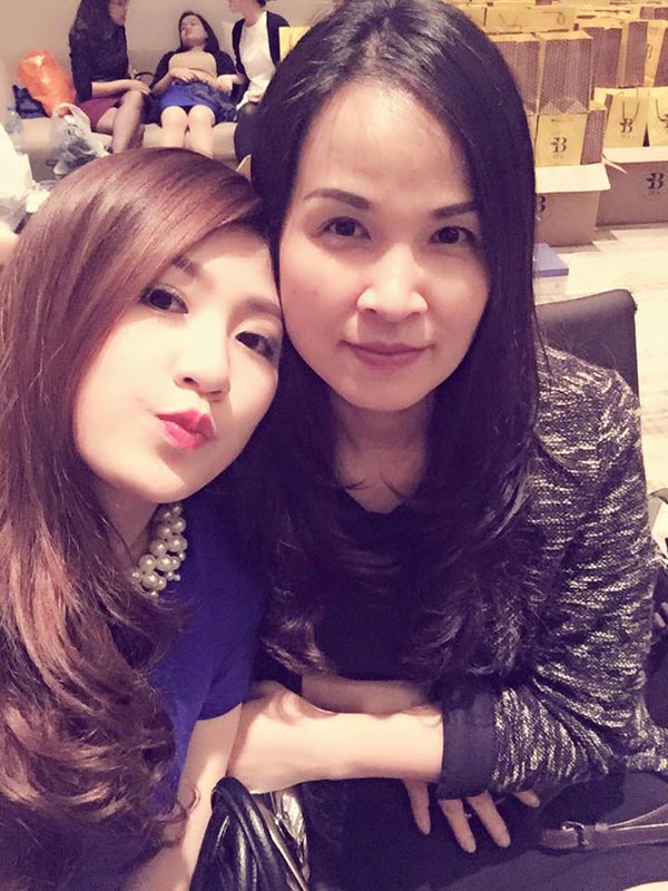 Cận cảnh nhan sắc trẻ đẹp bất ngờ của mẹ hoa hậu, á hậu Việt
