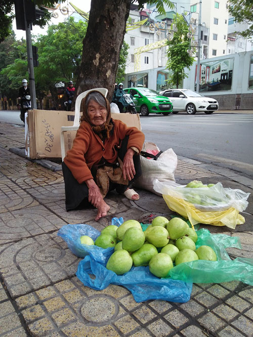 Nể phục câu chuyện cụ bà 90 tuổi bán ổi giữa phố Hà Nội