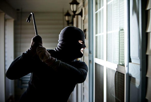 Đừng liều lĩnh chống trả khi trộm đột nhập nhà bạn