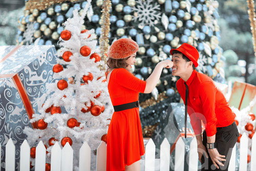 Muốn tìm kiếm một trải nghiệm Giáng sinh thật đặc biệt? Hãy thuê người yêu đi chơi Noel và thưởng thức những nụ cười và niềm vui trong không khí lễ hội đầy phấn khích. Cùng xem hình ảnh để biết thêm chi tiết về trải nghiệm này nhé!