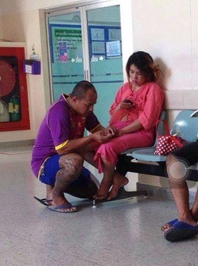 Anh chồng xăm trổ cắt móng chân cho vợ trước phòng khám thai 