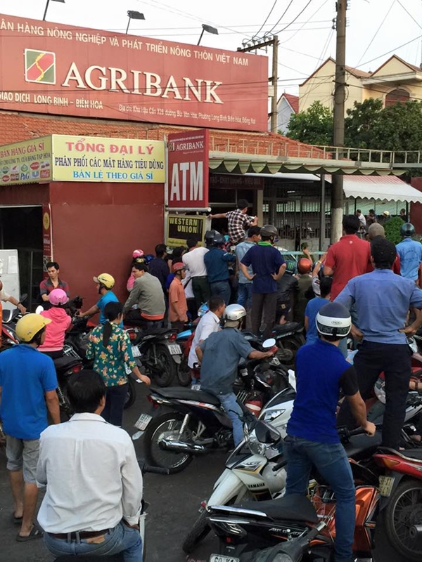 Cảnh sát bao vây kẻ cướp ngân hàng, dùng dao khống chế con tin