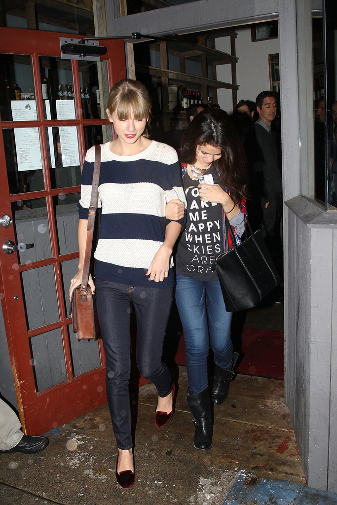 Học Taylor Swift phối đồ cực chất với quần jean trong mùa lạnh