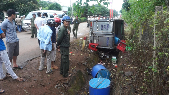 Xe tải chở cá tông trực diện xe máy, 4 học sinh thương vong