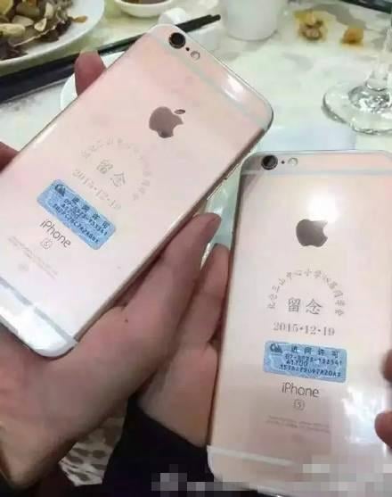 Đại gia tặng mỗi người bạn một chiếc Iphone 6s làm quà họp lớp