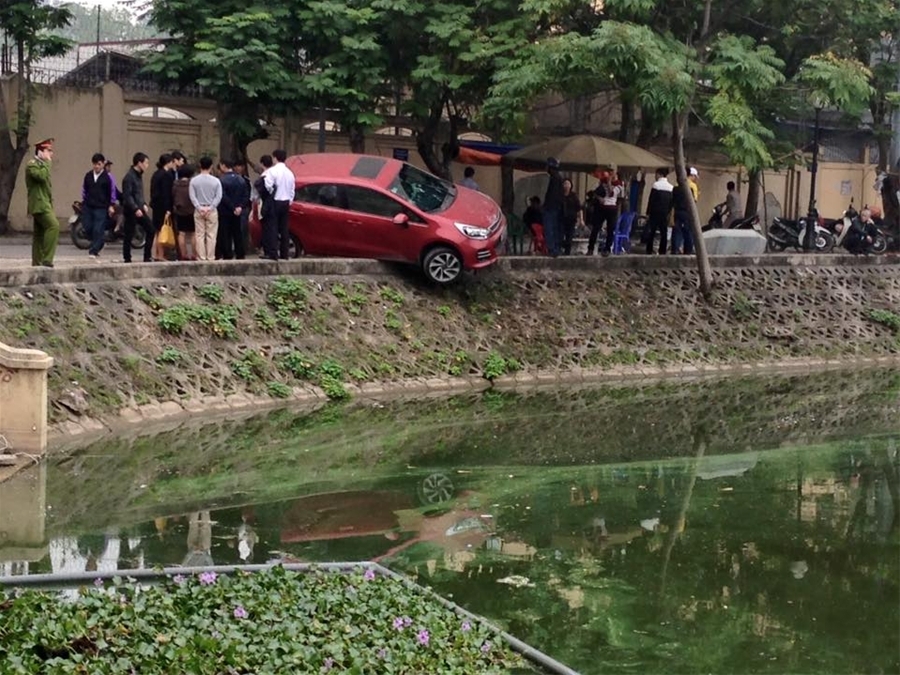 Người phụ nữ suýt lao ô tô xuống hồ vì đạp nhầm chân ga