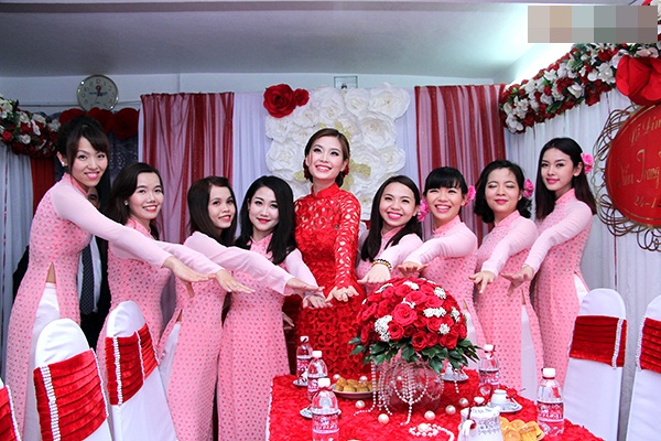 Cận cảnh tiệc đính hôn rực rỡ như cổ tích của Á hậu Diễm Trang