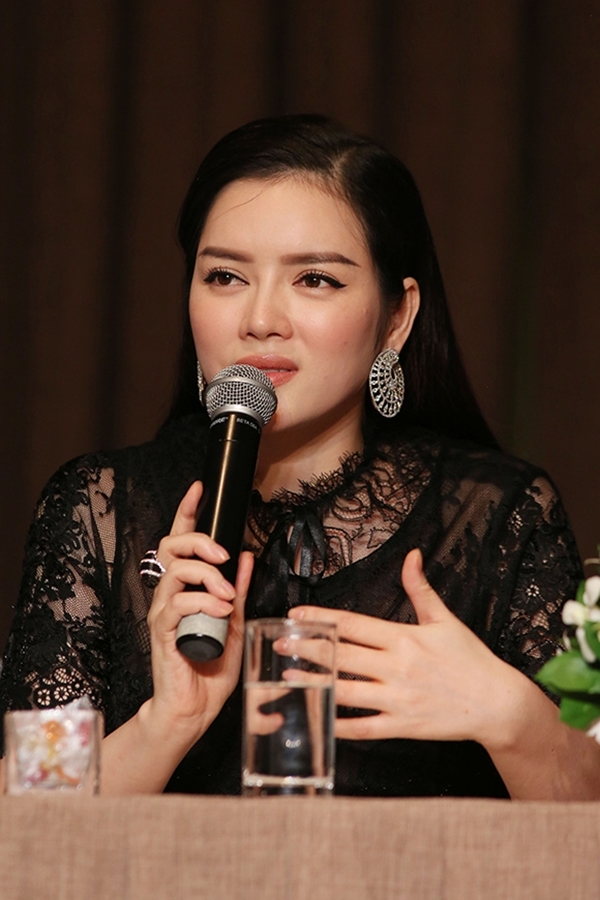 Trong buổi họp báo, Lý Nhã Kỳ, nhà thiết kế Alexis Mabille và đạo diễn Việt Tú đã trả lời nhiều thắc mắc đến từ các cơ quan báo, đài. 