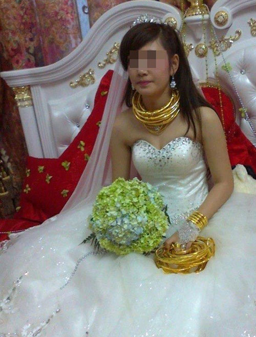 Những cô dâu suýt gãy cổ vì đeo vàng 