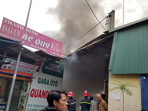 Cháy lớn tại gara ô tô cạnh chợ Xanh Văn Quán 