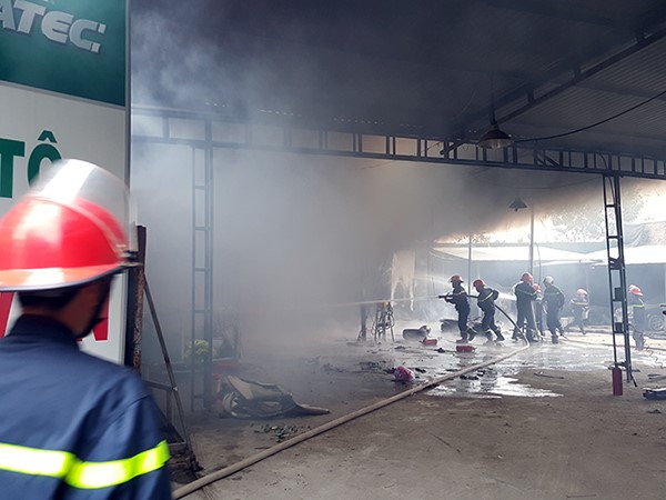 Cháy lớn tại gara ô tô cạnh chợ Xanh Văn Quán 