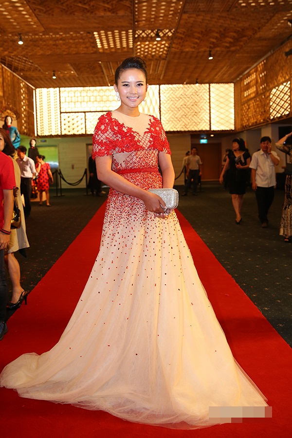 Phạm Hương nền nã áo dài trắng trên thảm đỏ thời trang