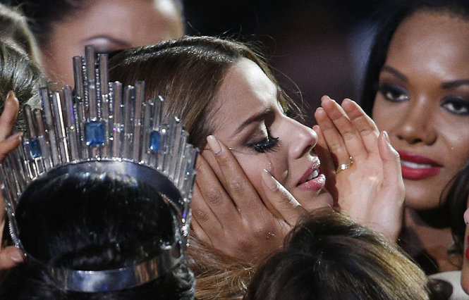 MC Steve Harvey khóc lóc cầu xin tha thứ khi gặp Hoa hậu Colombia