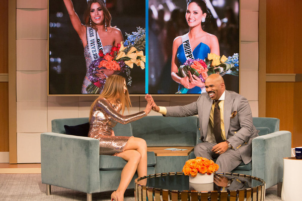 MC Steve Harvey khóc lóc cầu xin tha thứ khi gặp Hoa hậu Colombia