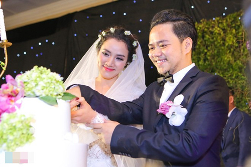 Con gái Trang Nhung lần đầu lộ diện tại tiệc cưới của bố mẹ