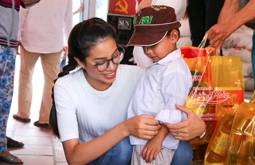 Hoa hậu Phạm Hương  giản dị đi từ thiện phát quà 