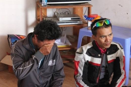 Người cha tìm con mất tích bật khóc khi được tặng xe máy