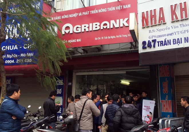 Nghi cướp cầm dao xông vào ngân hàng giữa ban ngày ở Hà Nội