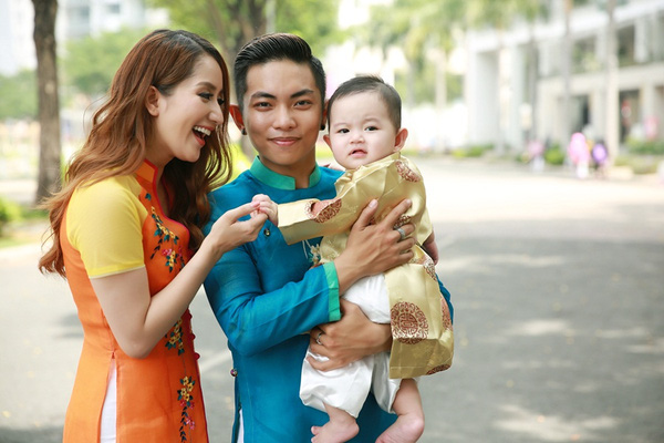 Gia đình Phan Hiển - Khánh Thi rạng rỡ chụp ảnh đón Tết
