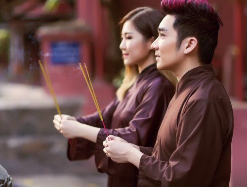 Hương Tràm, Quang Hà mặc áo nâu sánh đôi lên chùa