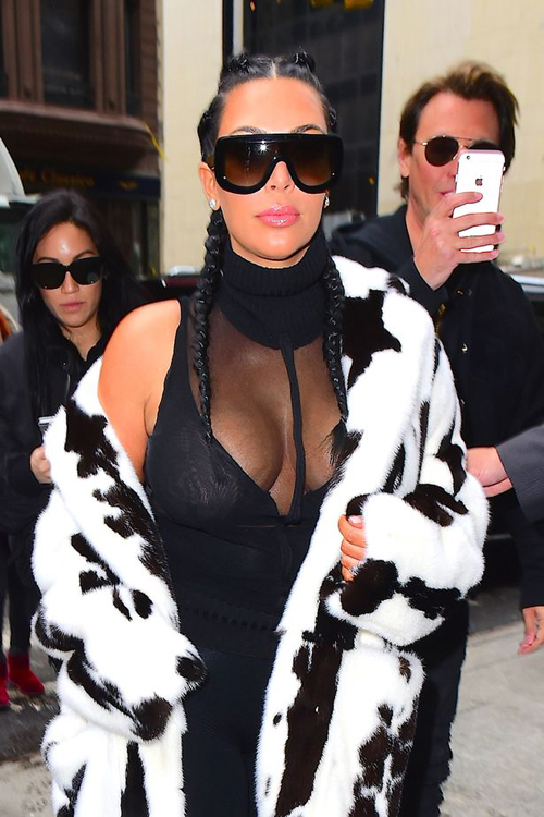 Kim Kardashian khoe vòng 1 bốc lửa sau 2 tháng sinh con