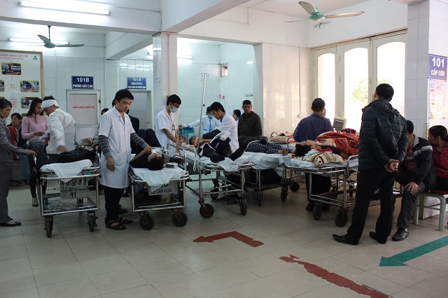Bệnh viện quá tải ngày Tết, bệnh nhân nằm đầy hành lang