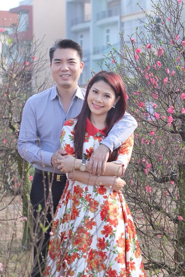 Bạn trai đại gia 10 năm của ca sĩ Thanh Thảo bất ngờ lên xe hoa
