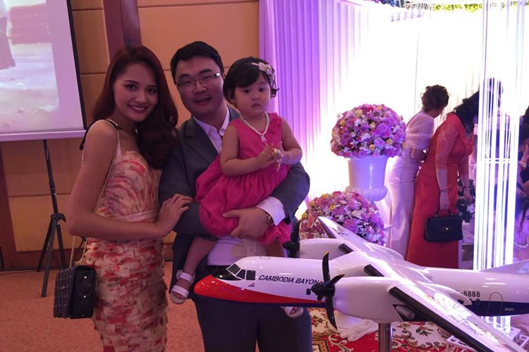 Bố mẹ chồng ngoại quốc của Hoa hậu Hương Giang lần đầu lộ diện