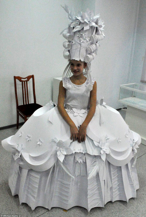 Độc đáo váy cưới được thiết kế từ giấy các tông