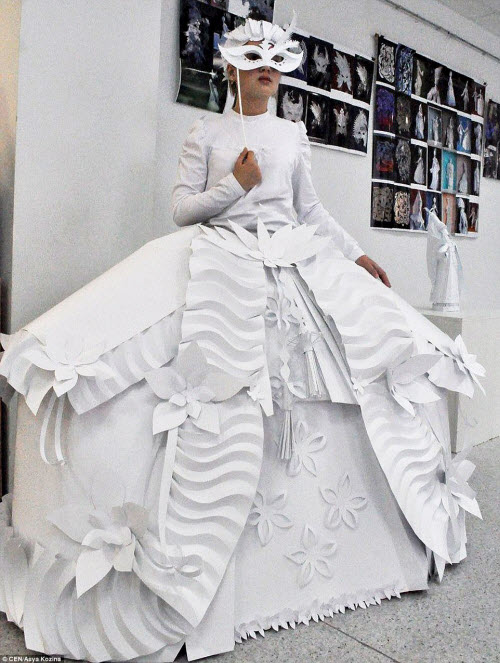 Độc đáo váy cưới được thiết kế từ giấy các tông