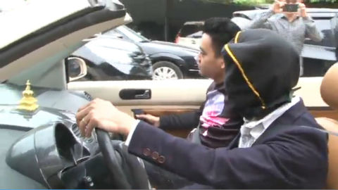 Thanh niên trùm kín mặt lái xe mui trần ở Hà Nội 