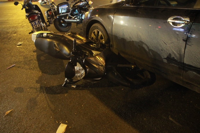 Xe Camry gây tai nạn liên hoàn: Nhiều xe máy bị kéo lê