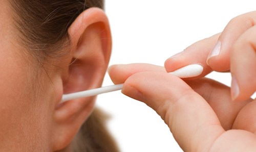 nguy hại khi ngoáy tai bằng tăm bông