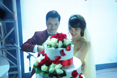 Nam Cường khóa môi bà xã say đắm trong tiệc cưới tại Hà Nội